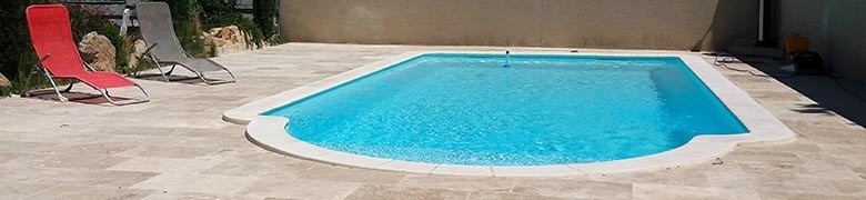 Piscines formes romanes, forme intemporelle avec escalier tout confort